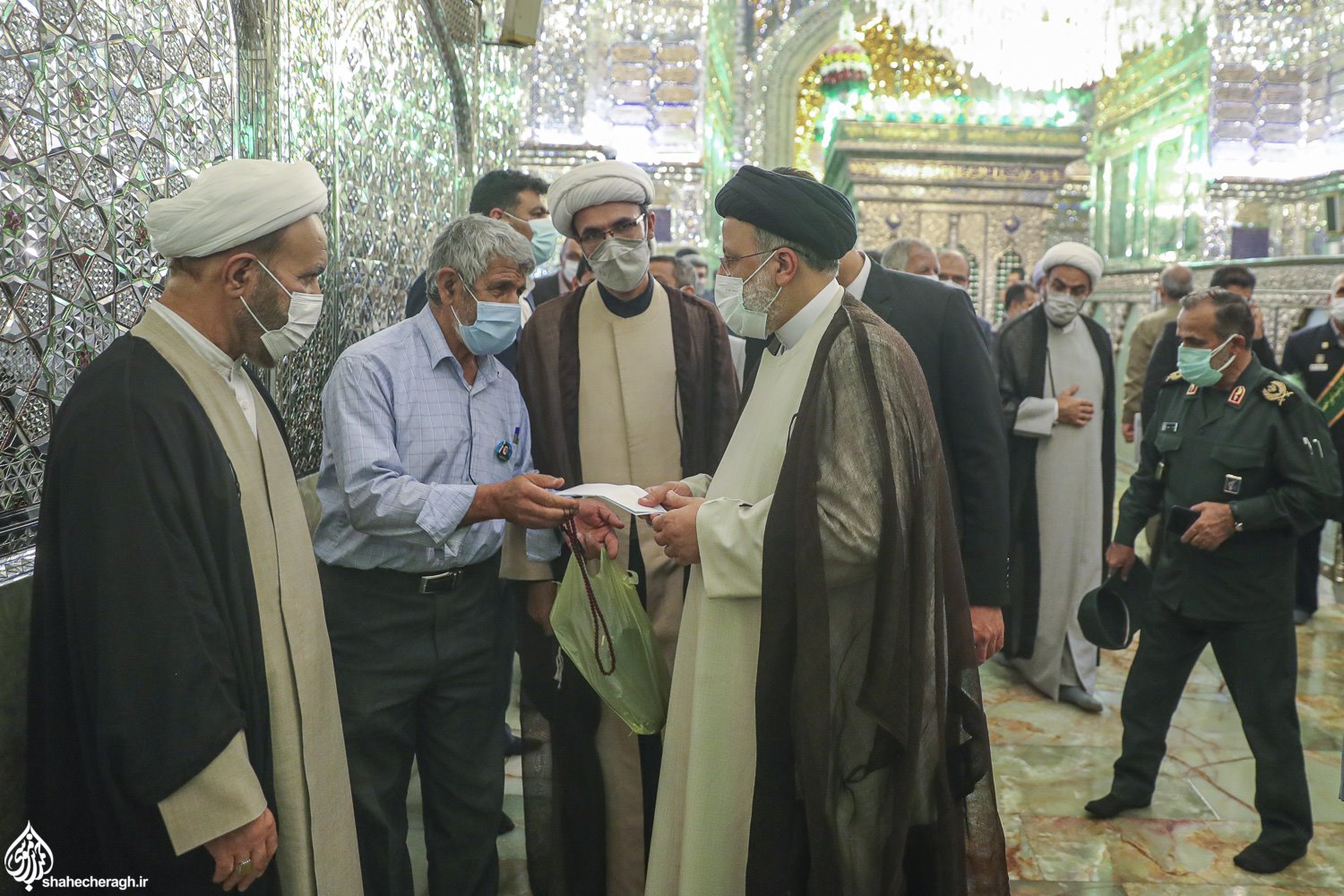 pic124874AX0I5493 - تصاویر با کیفیت حضور شهید آیت‌الله رئیسی در حرم مطهر حضرت شاهچراغ علیه‌السلام