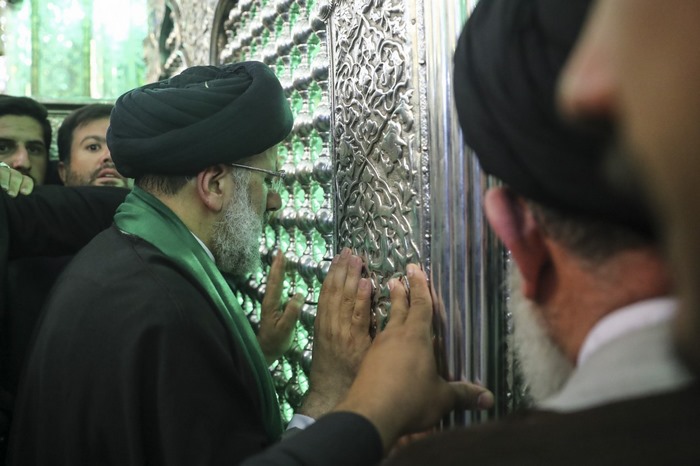pic39204429708435 275736 - تصاویر با کیفیت حضور شهید آیت‌الله رئیسی در حرم مطهر حضرت شاهچراغ علیه‌السلام