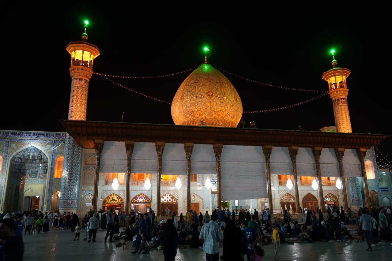 photo 2025 06 04 21 15 34 - بزرگداشت شهدای قیام خونین ۱۵ خرداد و چهلم حادثه بندر شهید رجایی در حرم مطهر شاهچراغ علیه السلام