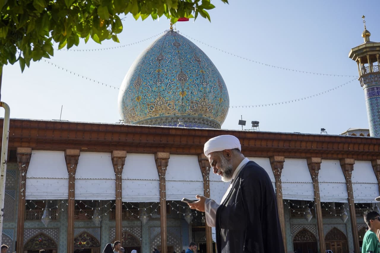 photo 2025 06 05 17 36 46 3 - زمزمه‌های دعای عرفه در حرم مطهر حضرت شاهچراغ علیه‌السلام