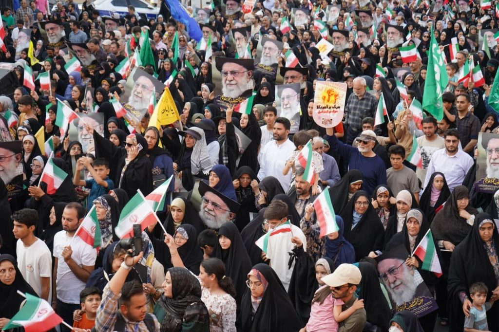 photo 2025 06 14 20 15 24 1024x682 - راهپیمایی مردمی غدیر با شعار «ایران؛ ذوالفقار علی علیه السلام»