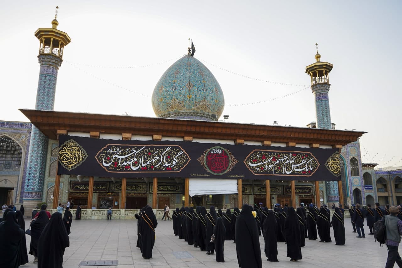 photo 2025 06 25 19 13 35 - آئین اهتزاز پرچم عزای اباعبدالله الحسین عليه‌السلام در حرم مطهر حضرت شاهچراغ علیه السلام