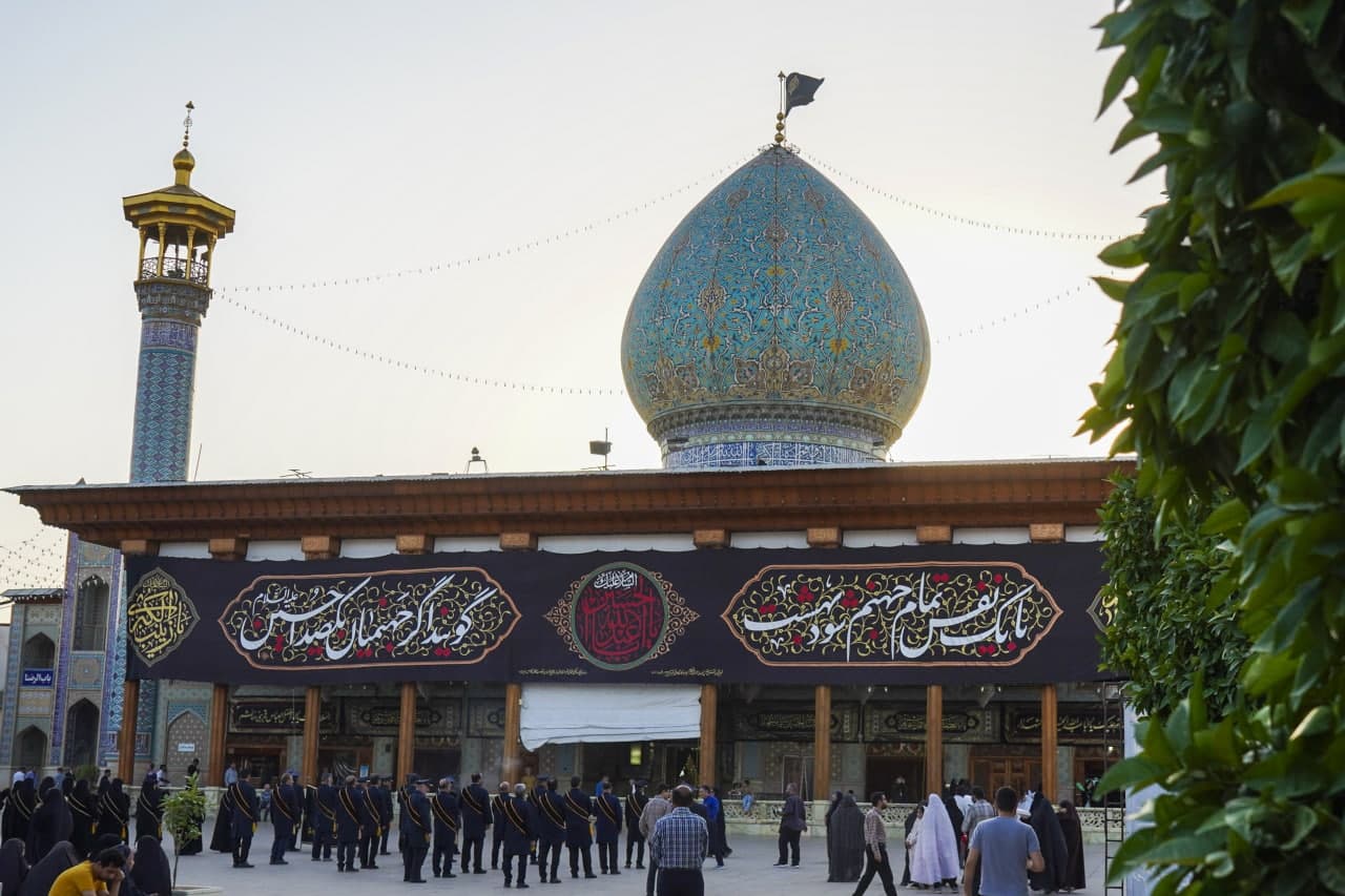 photo 2025 06 25 19 13 37 - آئین اهتزاز پرچم عزای اباعبدالله الحسین عليه‌السلام در حرم مطهر حضرت شاهچراغ علیه السلام