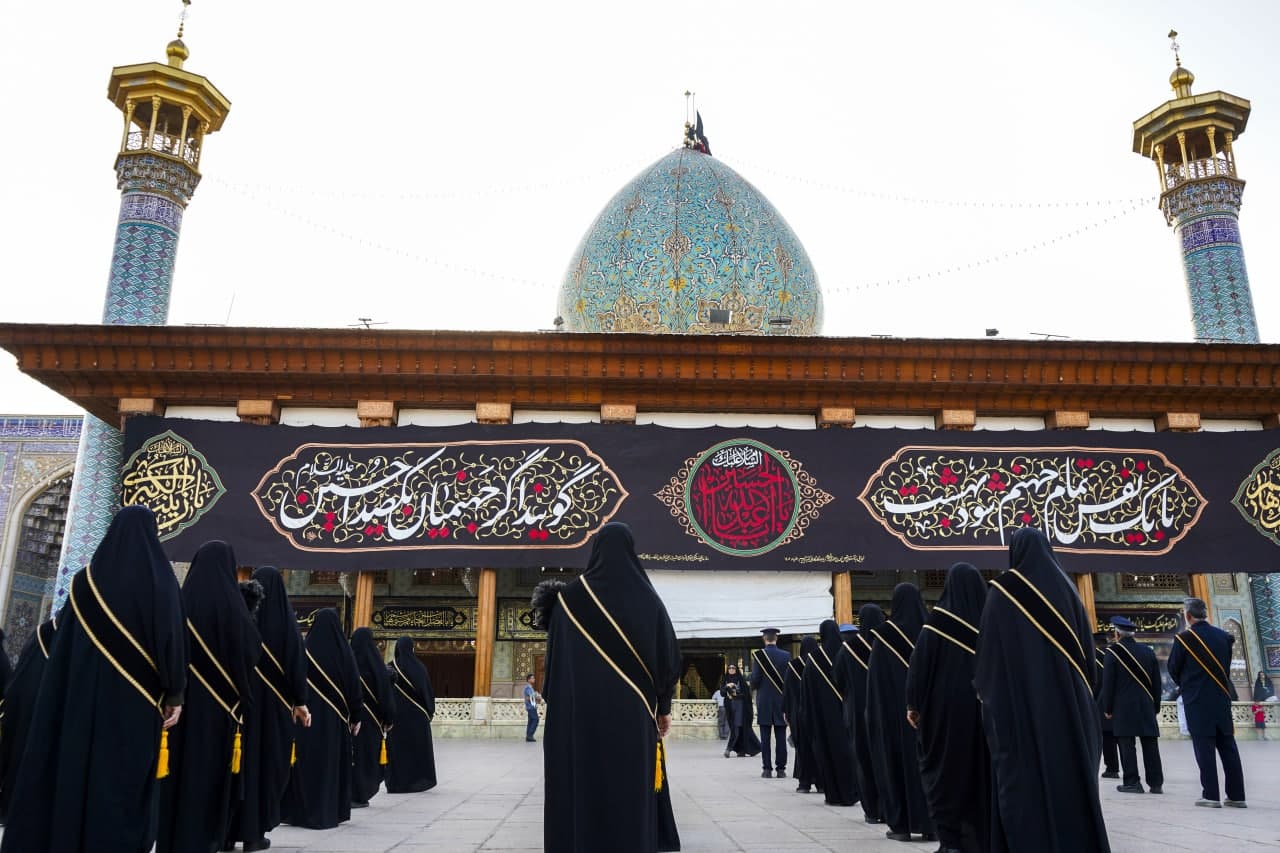 photo 2025 06 25 19 13 39 2 - آئین اهتزاز پرچم عزای اباعبدالله الحسین عليه‌السلام در حرم مطهر حضرت شاهچراغ علیه السلام