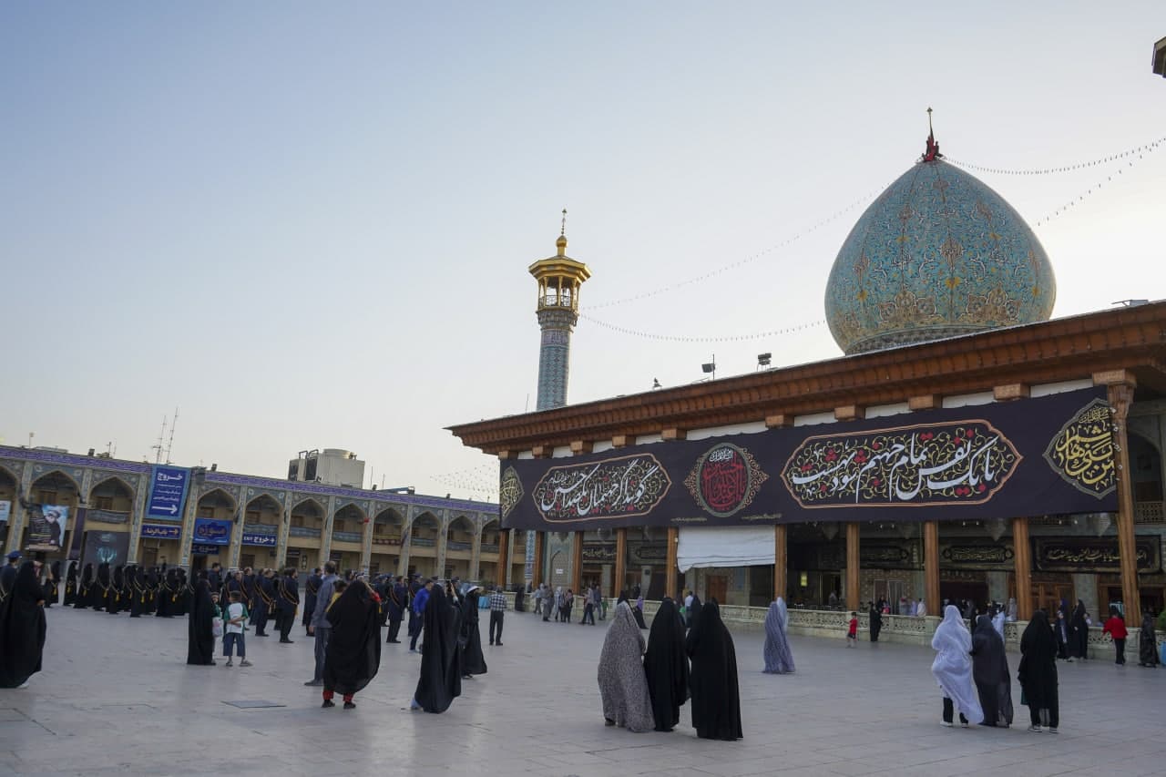 photo 2025 06 25 19 13 40 - آئین اهتزاز پرچم عزای اباعبدالله الحسین عليه‌السلام در حرم مطهر حضرت شاهچراغ علیه السلام