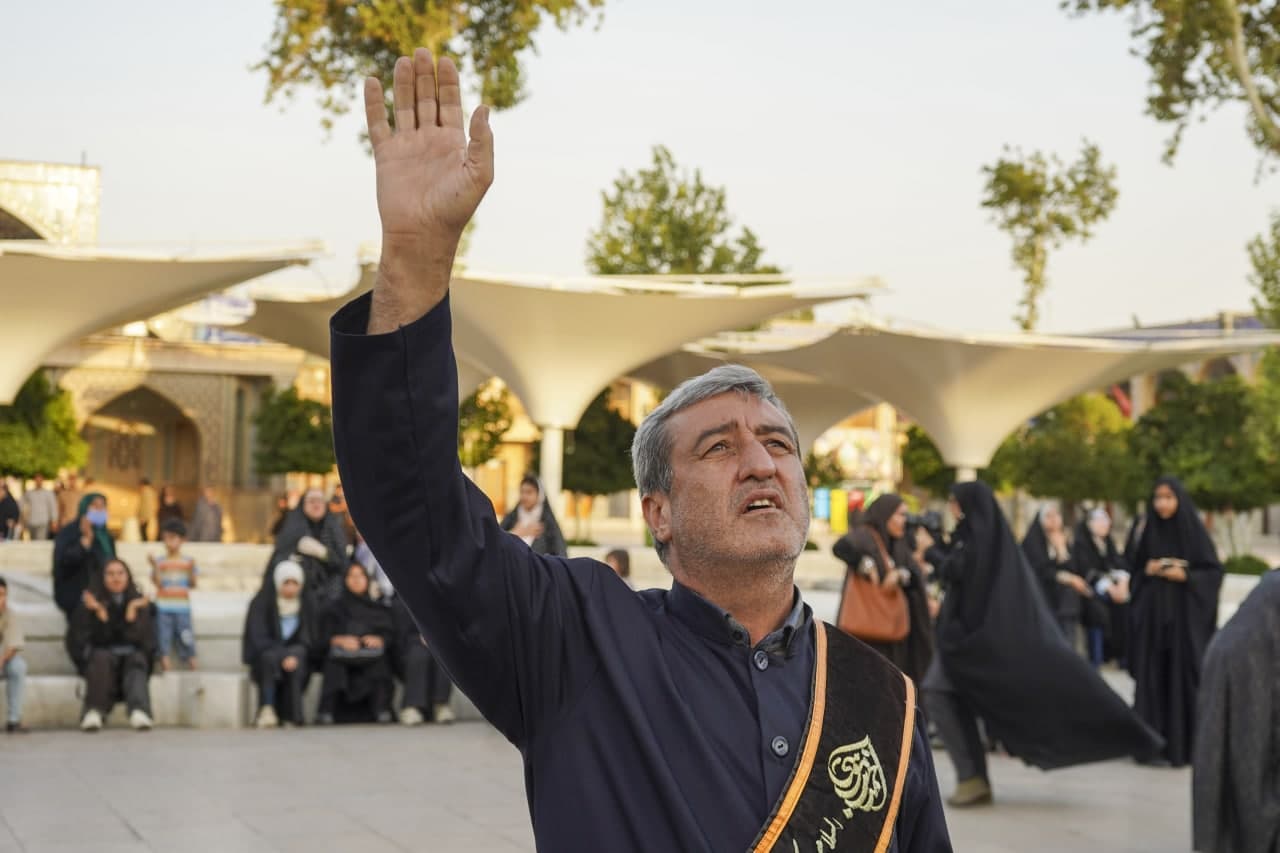 photo 2025 06 25 19 13 41 2 - آئین اهتزاز پرچم عزای اباعبدالله الحسین عليه‌السلام در حرم مطهر حضرت شاهچراغ علیه السلام