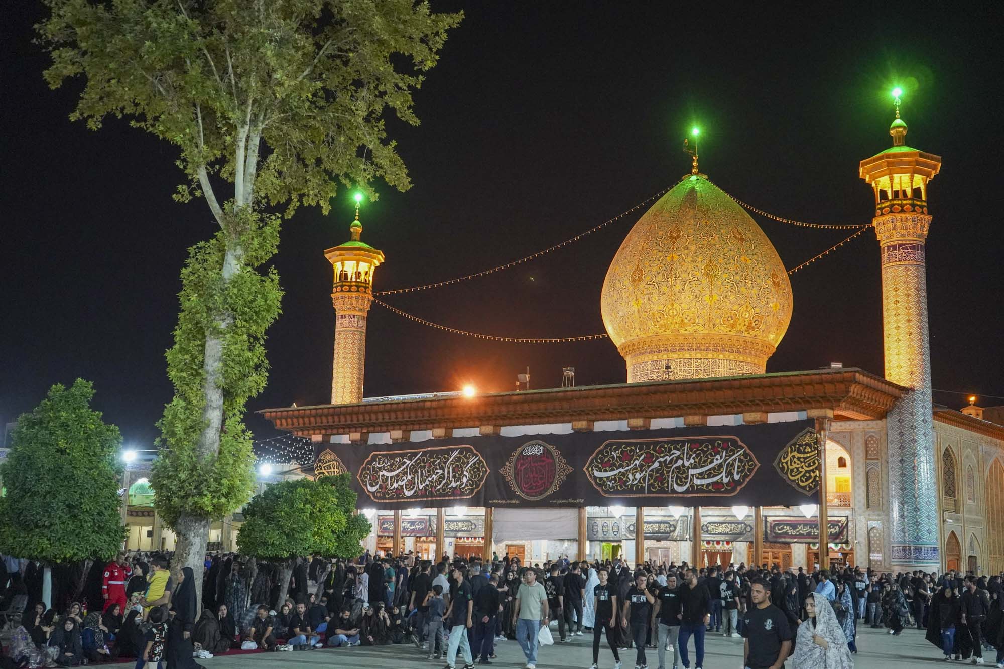 ASTANAHMADI - عکس | حال و هوای حرم مطهر حضرت شاهچراغ علیه السلام در شب تاسوعای حسینی