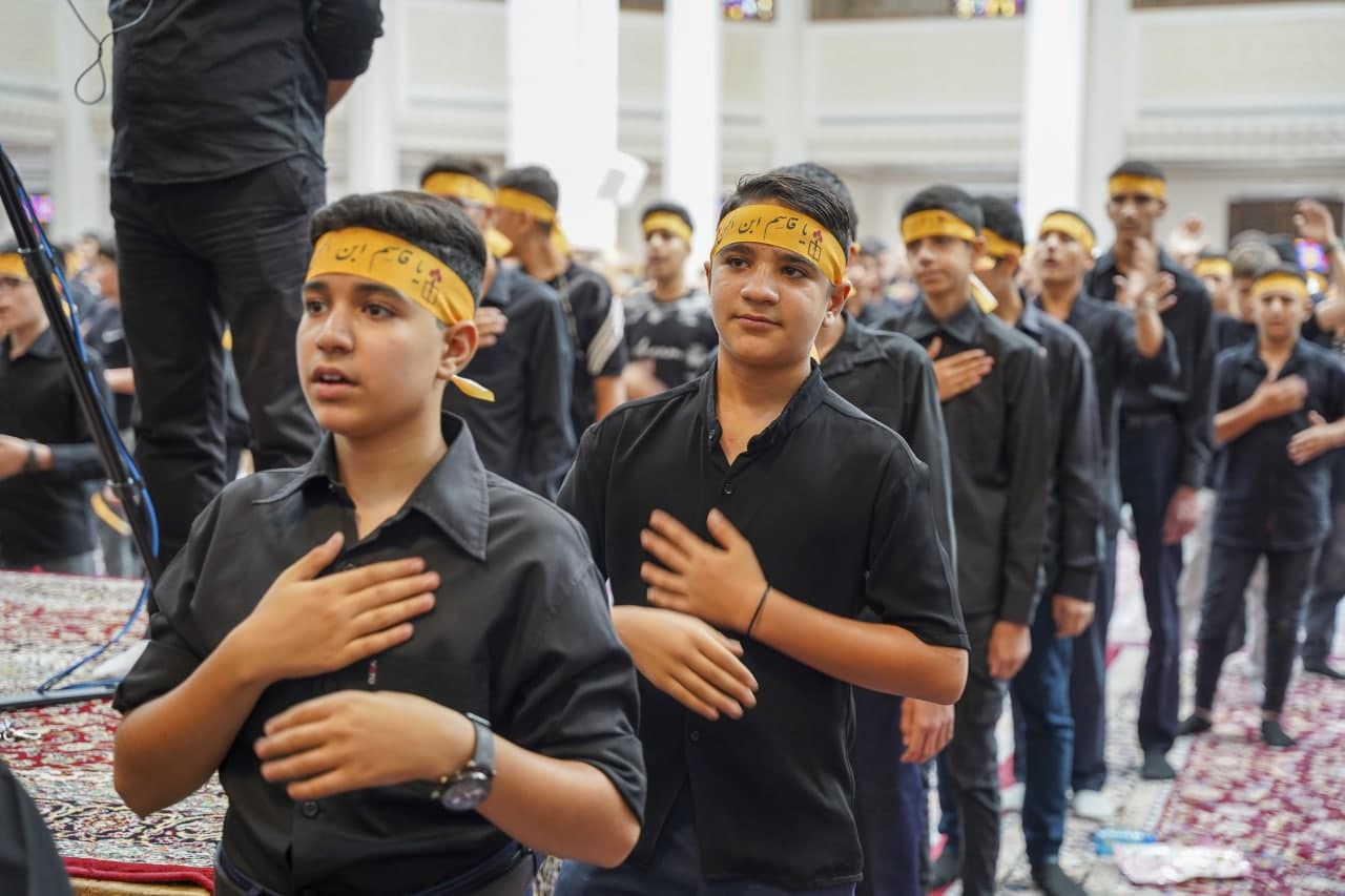 photo 2025 07 02 17 37 49 2 - ویژه‌برنامه "اَحلی مِن العَسَل" عزاداری نوجوانانِ حسینی در حرم مطهر حضرت شاهچراغ علیه السلام