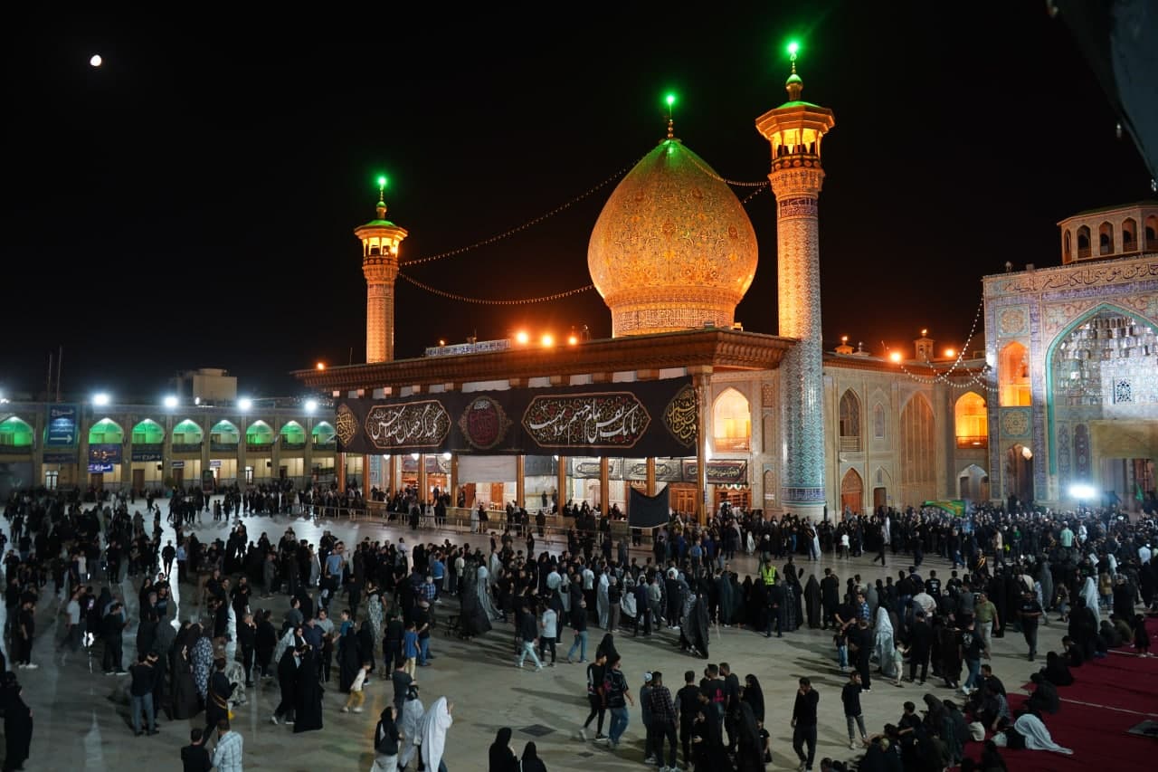 photo 2025 07 06 00 07 23 3 - تصاویر| عزاداری زائران حرم مطهر حضرت شاهچراغ علیه السلام در شب عاشورای حسینی