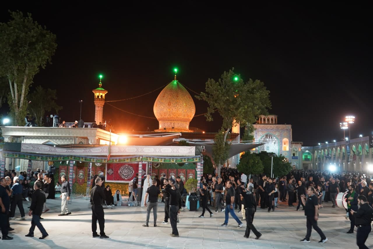 photo 2025 07 06 00 07 23 - تصاویر| عزاداری زائران حرم مطهر حضرت شاهچراغ علیه السلام در شب عاشورای حسینی