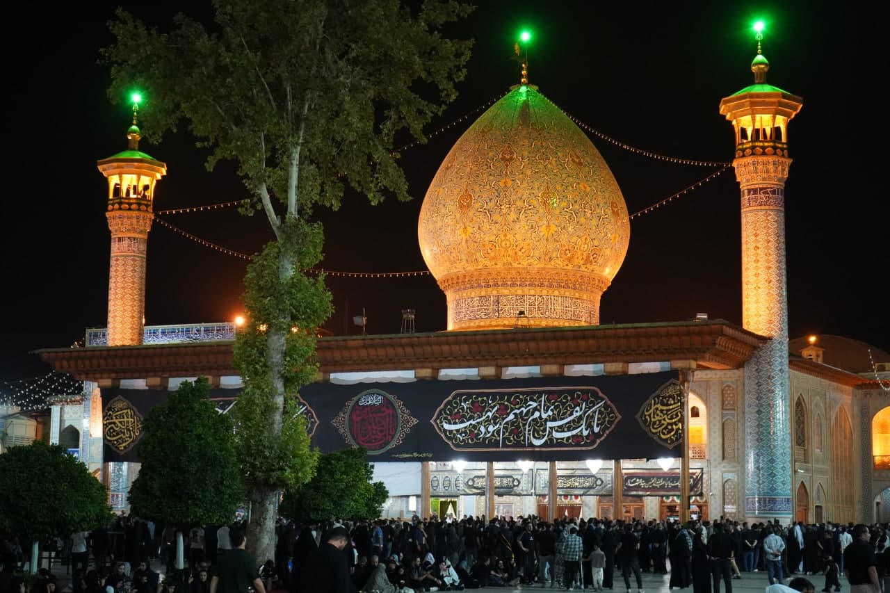 photo 2025 07 06 00 07 24 2 - تصاویر| عزاداری زائران حرم مطهر حضرت شاهچراغ علیه السلام در شب عاشورای حسینی