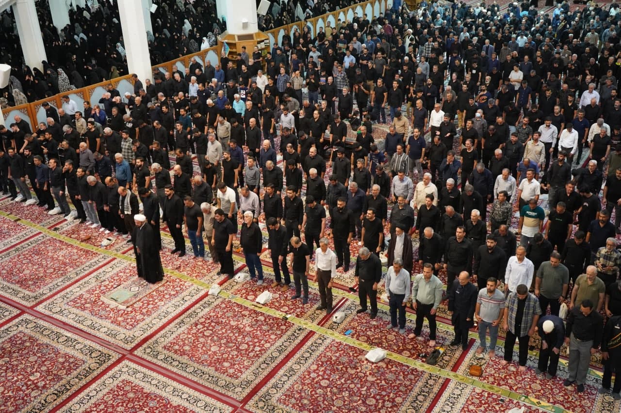 photo 2025 07 06 00 07 24 3 - تصاویر| عزاداری زائران حرم مطهر حضرت شاهچراغ علیه السلام در شب عاشورای حسینی