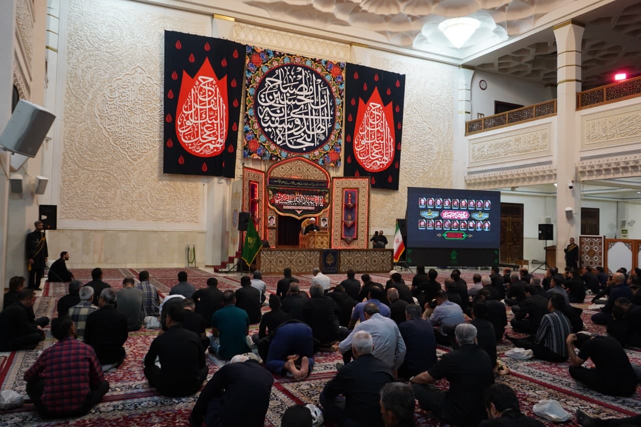 photo 2025 07 06 00 07 24 4 - تصاویر| عزاداری زائران حرم مطهر حضرت شاهچراغ علیه السلام در شب عاشورای حسینی