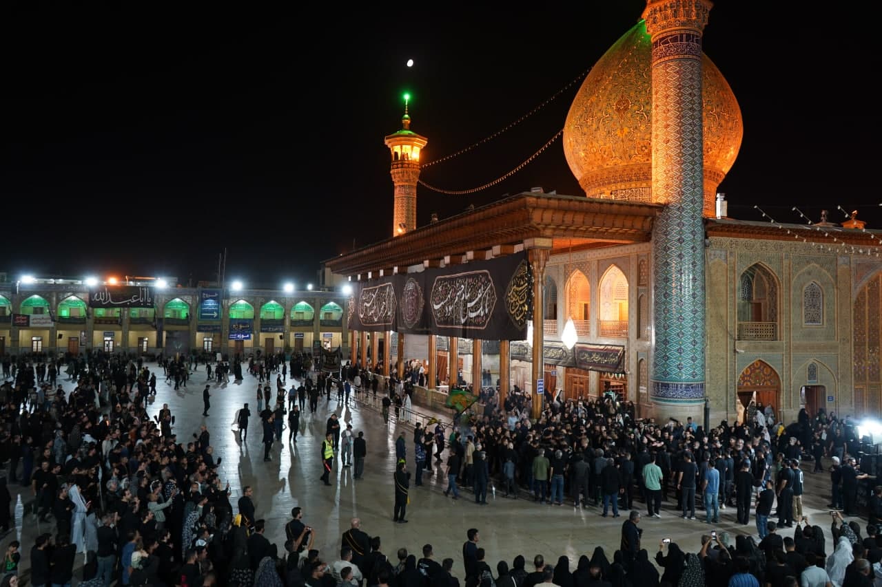 photo 2025 07 06 00 07 24 - تصاویر| عزاداری زائران حرم مطهر حضرت شاهچراغ علیه السلام در شب عاشورای حسینی