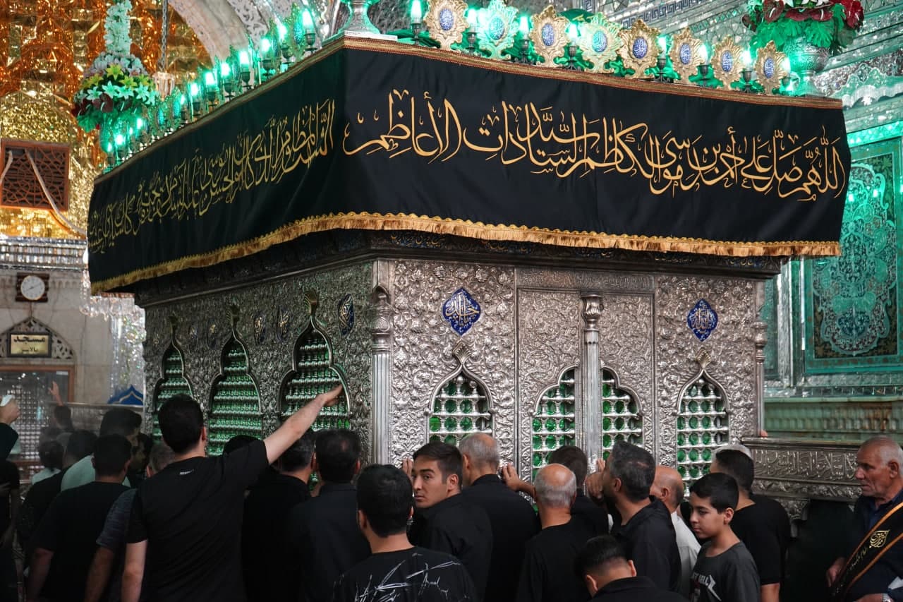 photo 2025 07 06 00 07 25 2 - تصاویر| عزاداری زائران حرم مطهر حضرت شاهچراغ علیه السلام در شب عاشورای حسینی