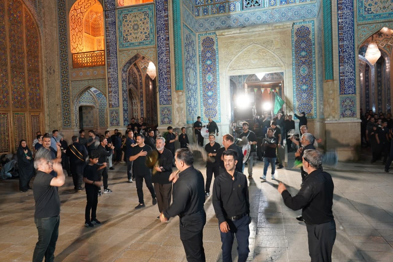 photo 2025 07 06 00 07 25 3 - تصاویر| عزاداری زائران حرم مطهر حضرت شاهچراغ علیه السلام در شب عاشورای حسینی