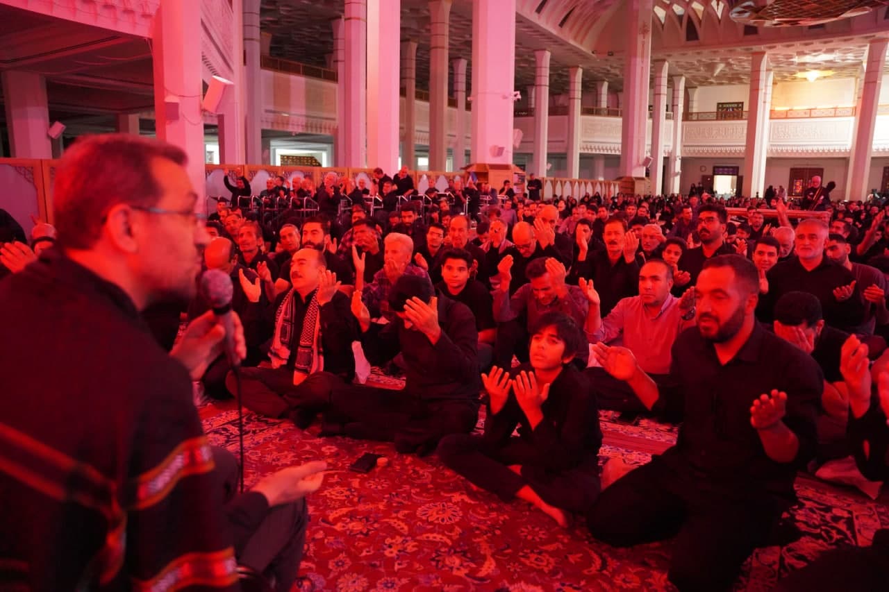 photo 2025 07 06 00 07 26 3 - تصاویر| عزاداری زائران حرم مطهر حضرت شاهچراغ علیه السلام در شب عاشورای حسینی
