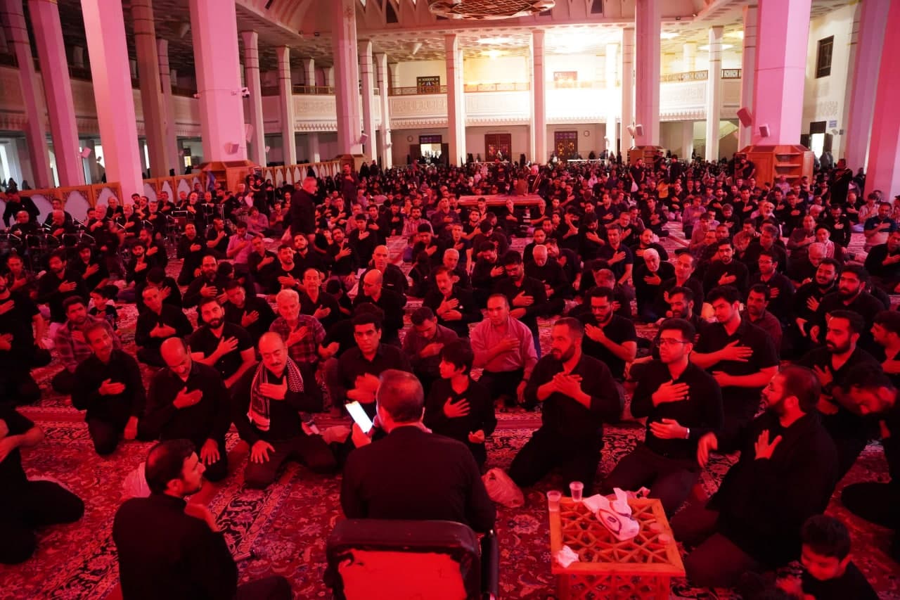 photo 2025 07 06 00 07 27 3 - تصاویر| عزاداری زائران حرم مطهر حضرت شاهچراغ علیه السلام در شب عاشورای حسینی