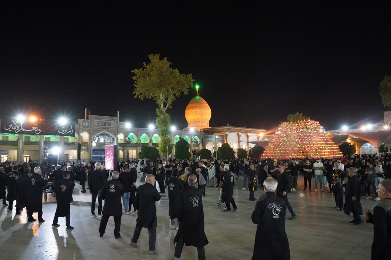 photo 2025 07 06 00 07 28 4 - تصاویر| عزاداری زائران حرم مطهر حضرت شاهچراغ علیه السلام در شب عاشورای حسینی