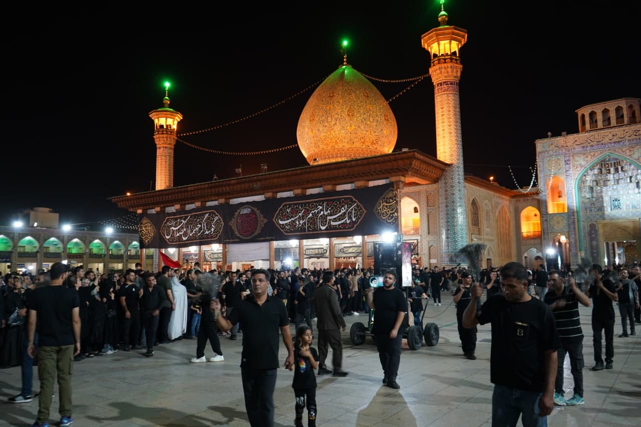 photo 2025 07 06 00 07 29 2 - تصاویر| عزاداری زائران حرم مطهر حضرت شاهچراغ علیه السلام در شب عاشورای حسینی