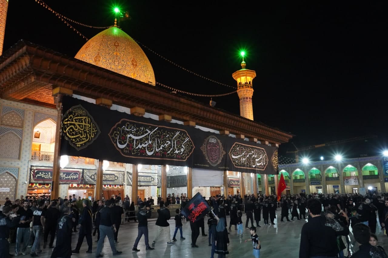 photo 2025 07 06 00 07 29 - تصاویر| عزاداری زائران حرم مطهر حضرت شاهچراغ علیه السلام در شب عاشورای حسینی
