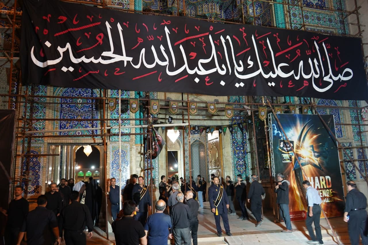 photo 2025 07 06 00 07 31 4 - تصاویر| عزاداری زائران حرم مطهر حضرت شاهچراغ علیه السلام در شب عاشورای حسینی