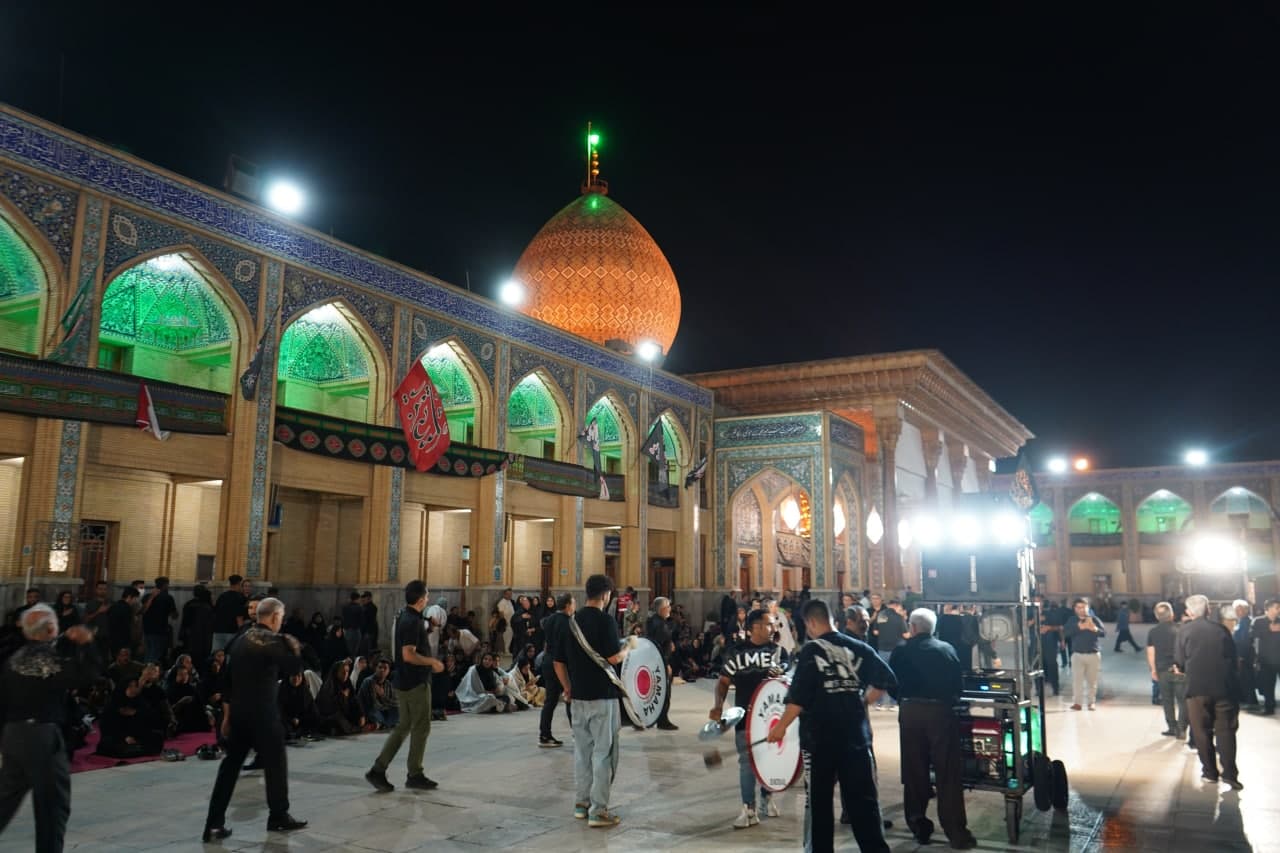 photo 2025 07 06 00 07 32 2 - تصاویر| عزاداری زائران حرم مطهر حضرت شاهچراغ علیه السلام در شب عاشورای حسینی