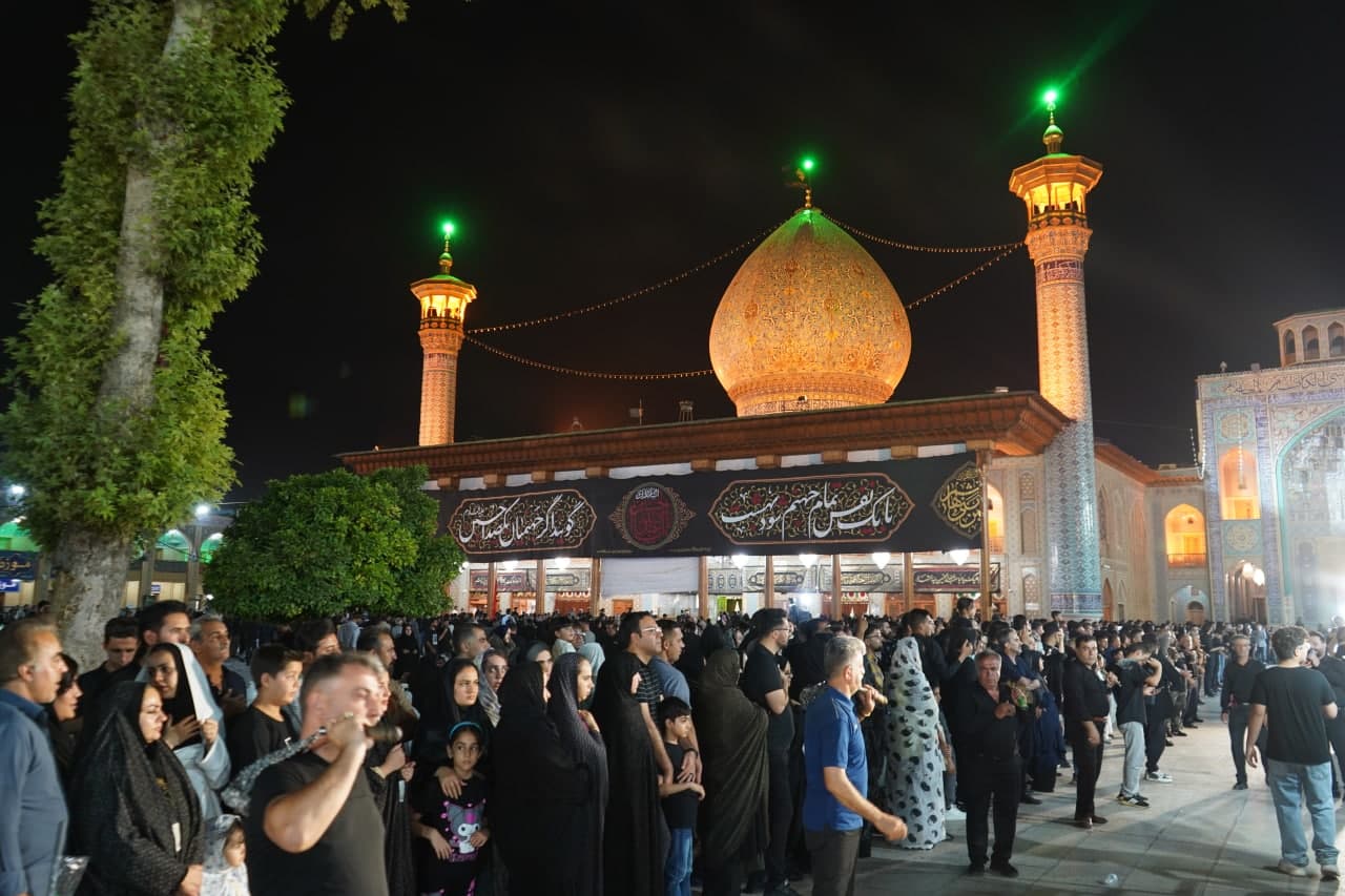 photo 2025 07 06 00 07 32 3 - تصاویر| عزاداری زائران حرم مطهر حضرت شاهچراغ علیه السلام در شب عاشورای حسینی