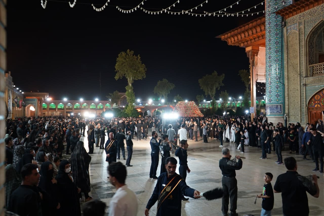 photo 2025 07 06 00 07 32 - تصاویر| عزاداری زائران حرم مطهر حضرت شاهچراغ علیه السلام در شب عاشورای حسینی