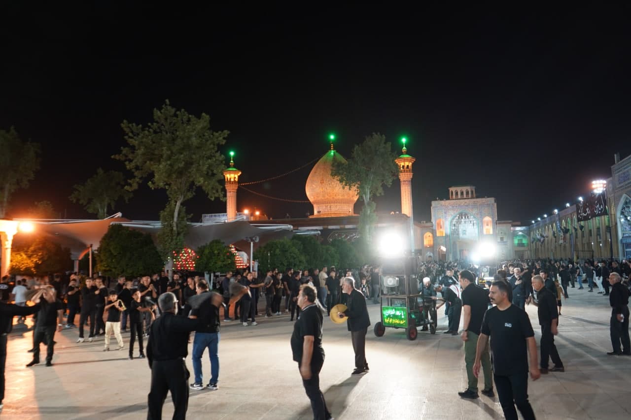 photo 2025 07 06 00 07 33 2 - تصاویر| عزاداری زائران حرم مطهر حضرت شاهچراغ علیه السلام در شب عاشورای حسینی