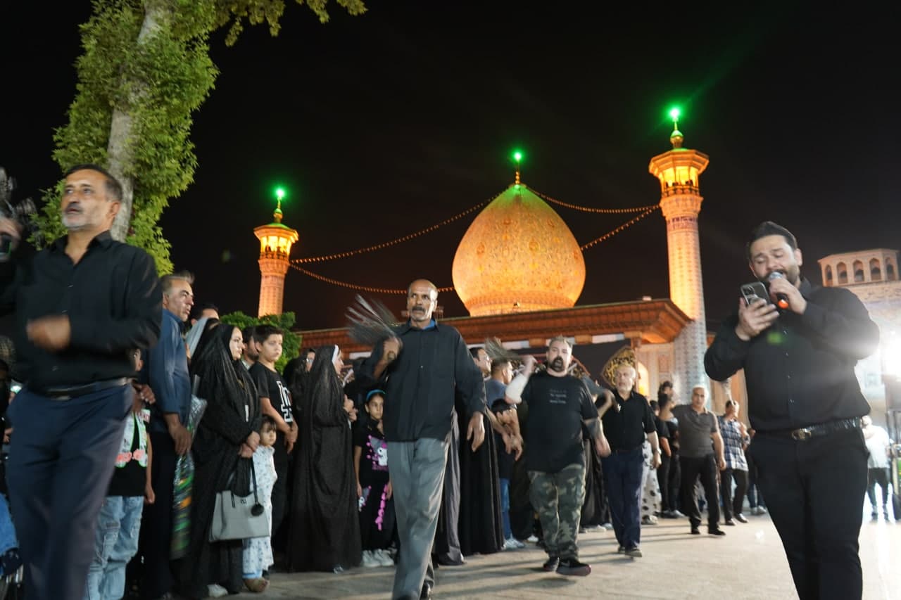 photo 2025 07 06 00 07 33 - تصاویر| عزاداری زائران حرم مطهر حضرت شاهچراغ علیه السلام در شب عاشورای حسینی