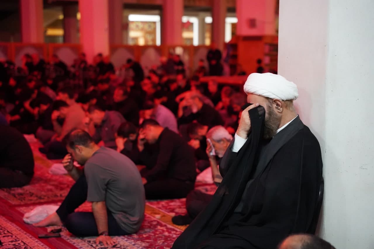 photo 2025 07 06 00 07 34 3 - تصاویر| عزاداری زائران حرم مطهر حضرت شاهچراغ علیه السلام در شب عاشورای حسینی
