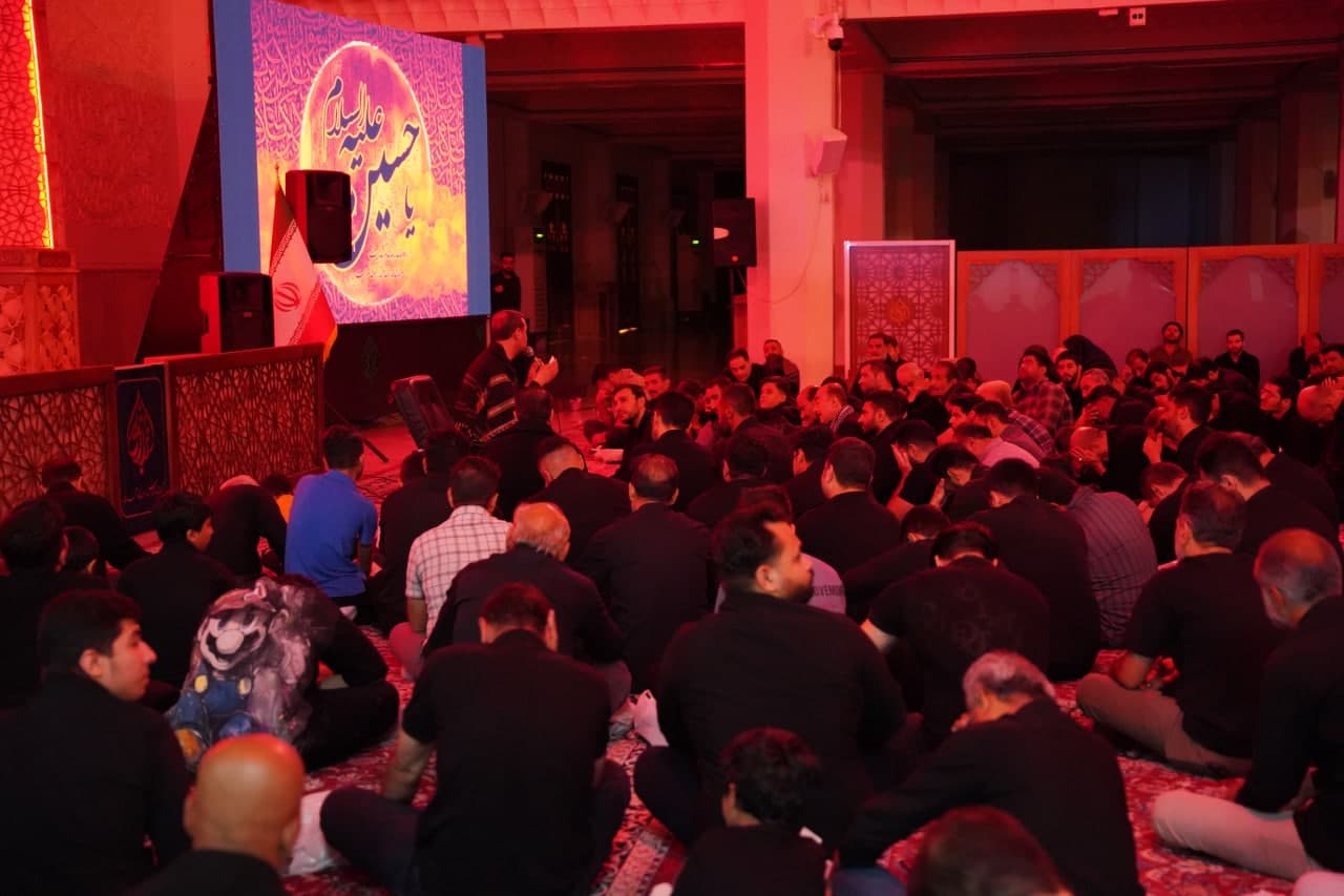 photo 2025 07 06 00 07 34 4 - تصاویر| عزاداری زائران حرم مطهر حضرت شاهچراغ علیه السلام در شب عاشورای حسینی