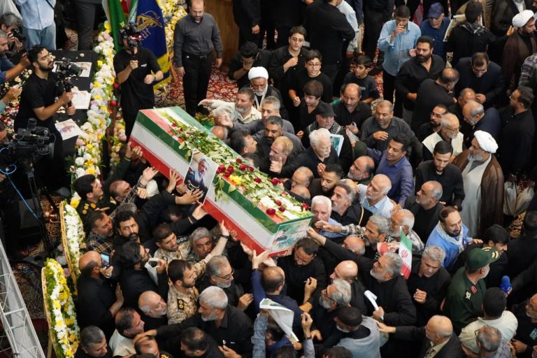 وداع باشکوه با پیکر شهید والامقام سرلشکر پاسدار غلامحسین غیب‌پرور در جوار حضرت شاهچراغ علیه‌السلام