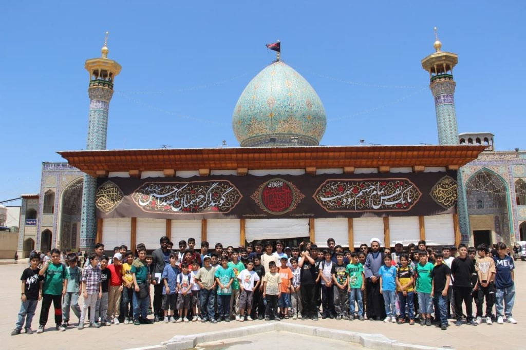 photo 2025 08 04 15 14 12 1024x682 - تصاویر / اردوی زیارتی و حرم‌گردی ۲۰۰ کودک و نوجوان در حرم مطهر حضرت شاهچراغ علیه‌السلام