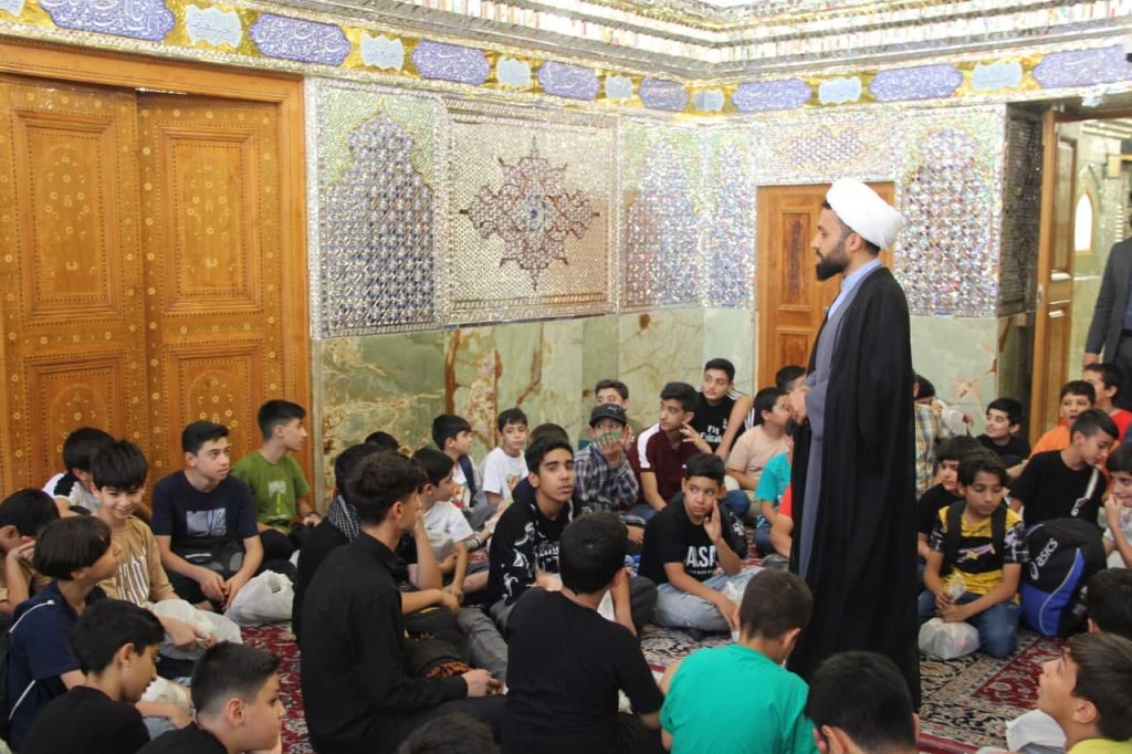 photo 2025 08 04 15 14 16 1024x682 - تصاویر / اردوی زیارتی و حرم‌گردی ۲۰۰ کودک و نوجوان در حرم مطهر حضرت شاهچراغ علیه‌السلام