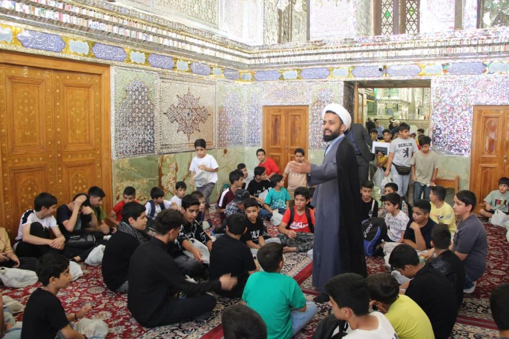 photo 2025 08 04 15 14 17 1024x682 - تصاویر / اردوی زیارتی و حرم‌گردی ۲۰۰ کودک و نوجوان در حرم مطهر حضرت شاهچراغ علیه‌السلام