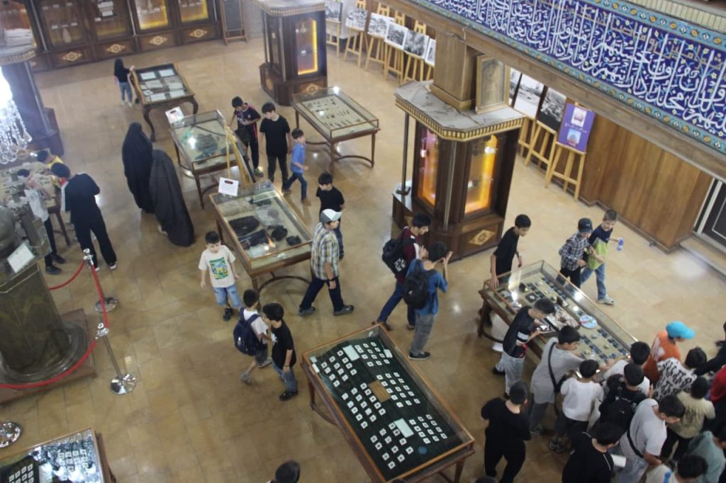 photo 2025 08 04 15 14 17 2 1024x682 - تصاویر / اردوی زیارتی و حرم‌گردی ۲۰۰ کودک و نوجوان در حرم مطهر حضرت شاهچراغ علیه‌السلام