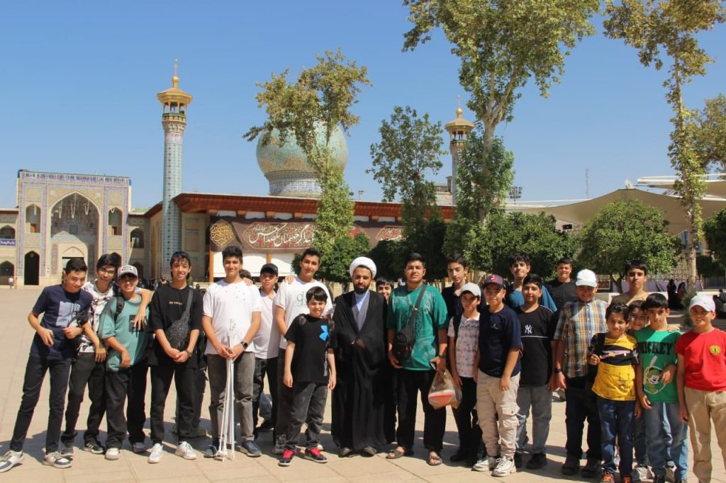 photo 2025 08 04 15 14 19 2 1024x682 - تصاویر / اردوی زیارتی و حرم‌گردی ۲۰۰ کودک و نوجوان در حرم مطهر حضرت شاهچراغ علیه‌السلام
