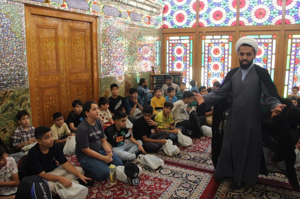 photo 2025 08 04 15 14 21 2 1024x682 - تصاویر / اردوی زیارتی و حرم‌گردی ۲۰۰ کودک و نوجوان در حرم مطهر حضرت شاهچراغ علیه‌السلام