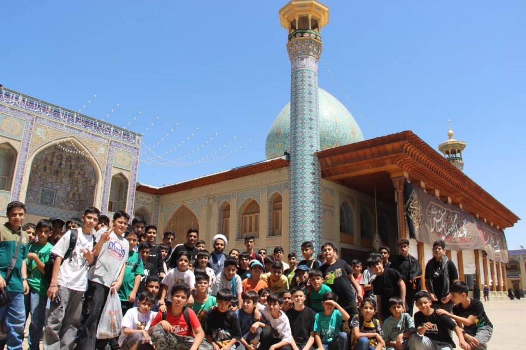 photo 2025 08 04 15 14 22 1024x682 - تصاویر / اردوی زیارتی و حرم‌گردی ۲۰۰ کودک و نوجوان در حرم مطهر حضرت شاهچراغ علیه‌السلام