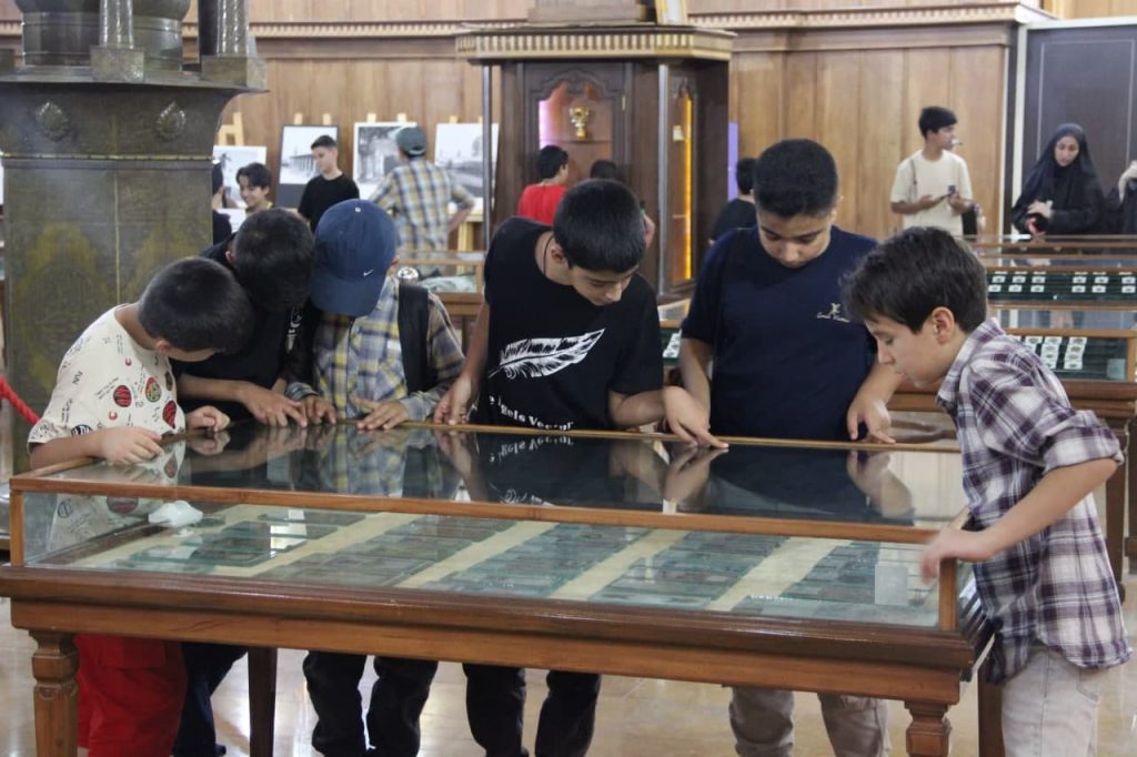 photo 2025 08 04 15 14 22 2 1024x682 - تصاویر / اردوی زیارتی و حرم‌گردی ۲۰۰ کودک و نوجوان در حرم مطهر حضرت شاهچراغ علیه‌السلام