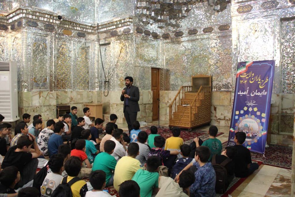 photo 2025 08 04 15 14 23 2 1024x682 - تصاویر / اردوی زیارتی و حرم‌گردی ۲۰۰ کودک و نوجوان در حرم مطهر حضرت شاهچراغ علیه‌السلام