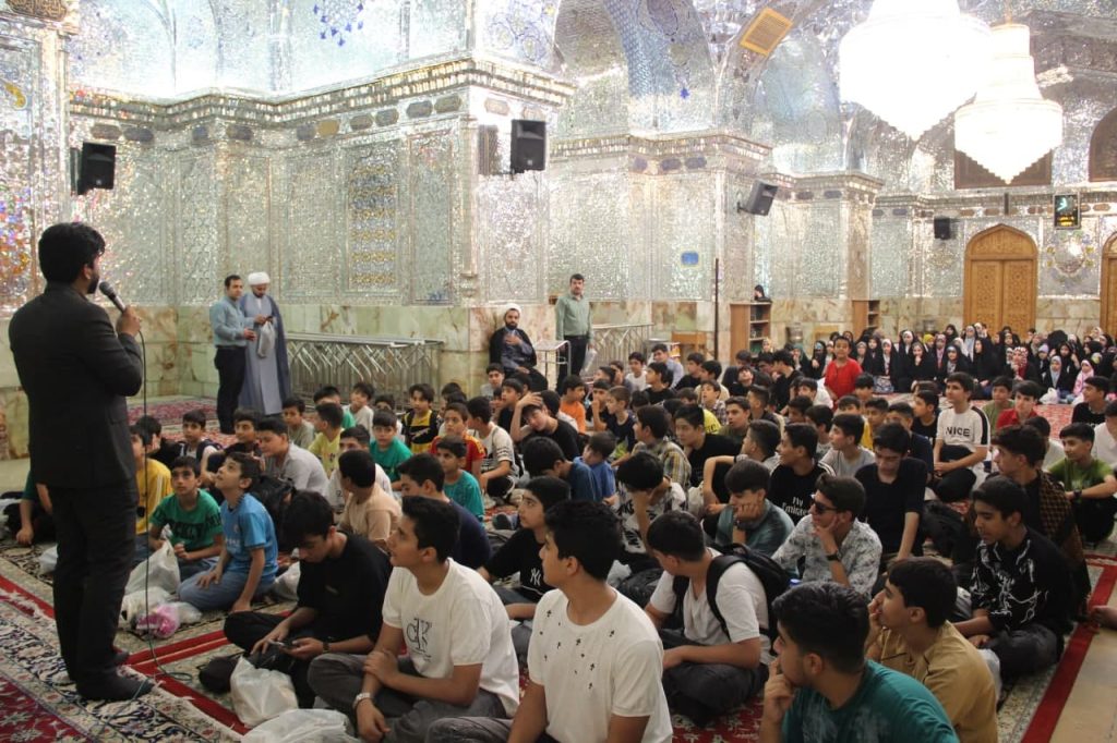 photo 2025 08 04 15 14 24 1024x682 - تصاویر / اردوی زیارتی و حرم‌گردی ۲۰۰ کودک و نوجوان در حرم مطهر حضرت شاهچراغ علیه‌السلام