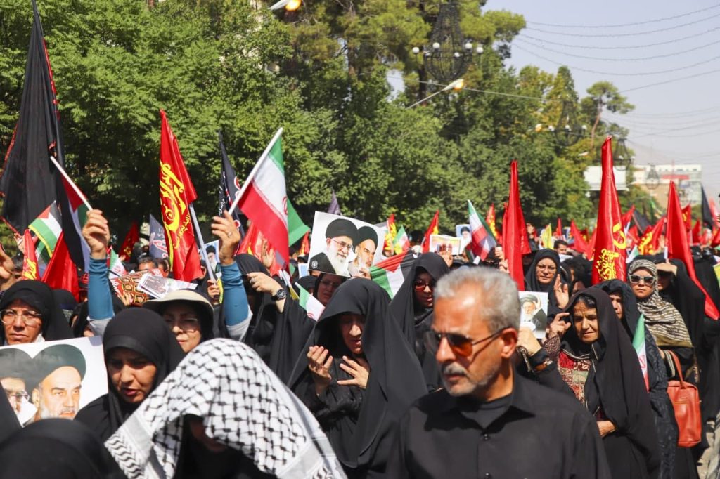 photo 2025 08 14 12 45 08 1024x682 - تصاویر | پیاده‌روی دلدادگان و جاماندگان اربعین حسینی در شیراز از میدان امام حسین(ع) تا حرم مطهر حضرت شاهچراغ(ع)
