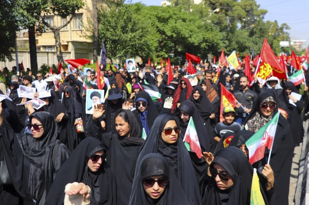 photo 2025 08 14 12 45 08 2 1024x682 - تصاویر | پیاده‌روی دلدادگان و جاماندگان اربعین حسینی در شیراز از میدان امام حسین(ع) تا حرم مطهر حضرت شاهچراغ(ع)