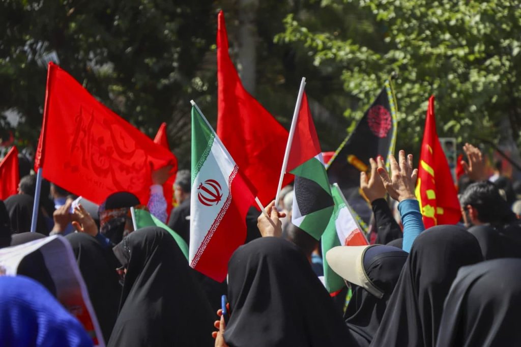 photo 2025 08 14 12 45 10 2 1024x682 - تصاویر | پیاده‌روی دلدادگان و جاماندگان اربعین حسینی در شیراز از میدان امام حسین(ع) تا حرم مطهر حضرت شاهچراغ(ع)