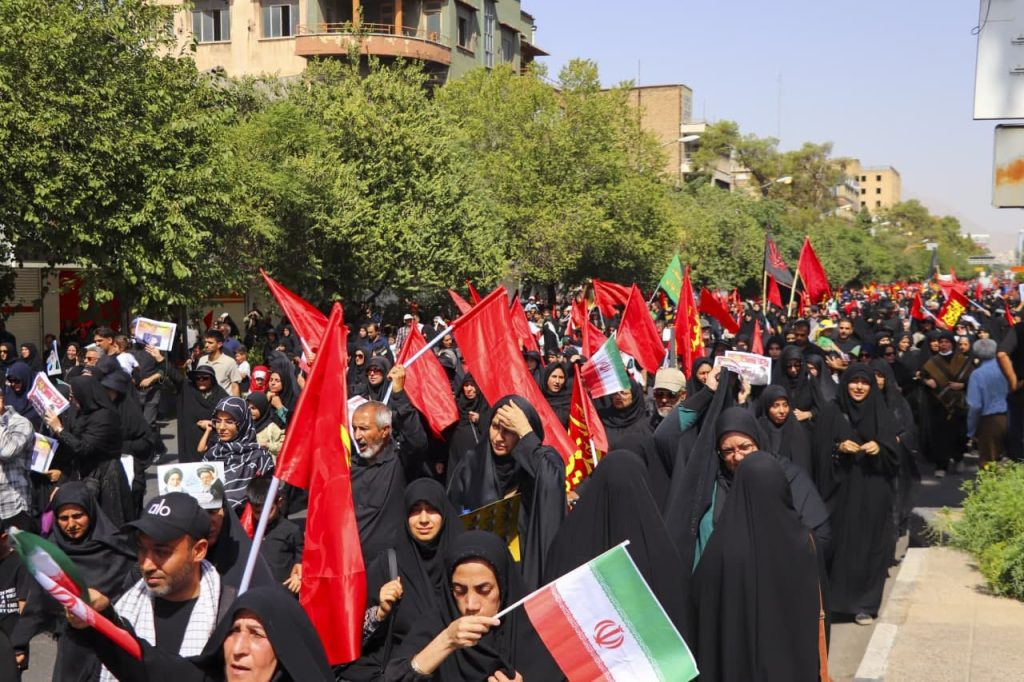 photo 2025 08 14 12 45 10 3 1024x682 - تصاویر | پیاده‌روی دلدادگان و جاماندگان اربعین حسینی در شیراز از میدان امام حسین(ع) تا حرم مطهر حضرت شاهچراغ(ع)