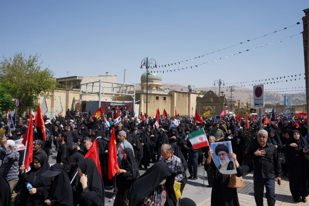 photo 2025 08 14 12 53 07 1024x682 - تصاویر | پیاده‌روی دلدادگان و جاماندگان اربعین حسینی در شیراز از میدان امام حسین(ع) تا حرم مطهر حضرت شاهچراغ(ع)