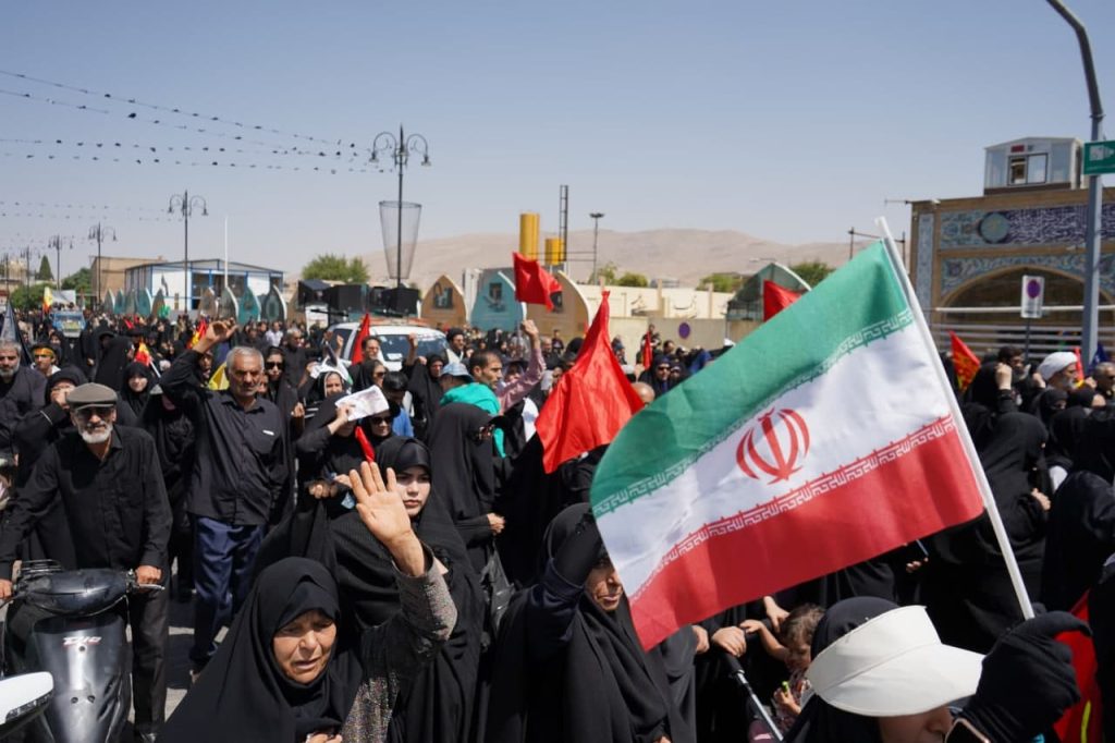 تصاویر | پیادهروی دلدادگان و جاماندگان اربعین حسینی در شیراز از میدان امام حسین(ع) تا حرم مطهر حضرت شاهچراغ(ع) photo 2025 08 14 12 54 51 1024x682 - تصاویر | پیادهروی دلدادگان و جاماندگان اربعین حسینی در شیراز از میدان امام حسین(ع) تا حرم مطهر حضرت شاهچراغ(ع)